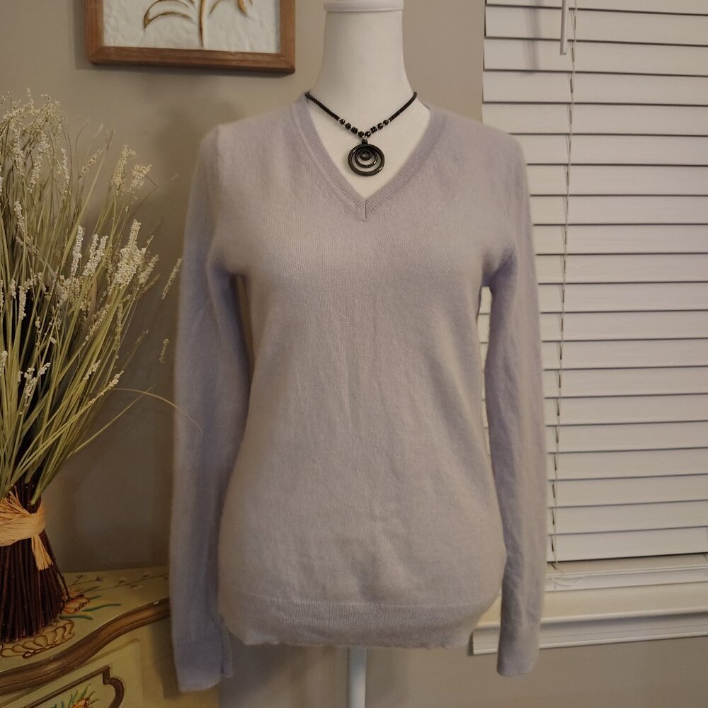TAHARI - 100% Cashmere - Light Blue Long Sleeve - V Neck Sweater - Medium